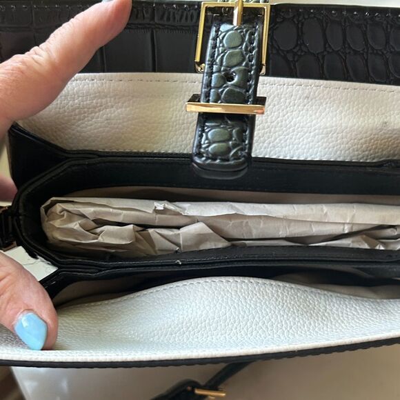 Isaac Mizrahi classic White and Black leather Crossbody Bag - Picture 5 of 9